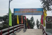 Le pont VK 282 permet de faciliter le déplacement des habitants et le commerce des marchandises dans le bourg de Thanh An. Photo : thoidai.vn