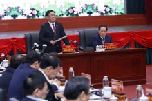 Le Président de l’AN vietnamienne, Vuong Dinh Huê (debout), lors d’une séance de travail avec le Comité municipal du Parti de la ville de Hai Phong, le 6 janvier. Photo : VNA.