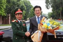 Le ministre vietnamien de la Défense Phan Van Giang (à gauche) et son homologue japonais Kihara Minoru, à Hanoi, le 6 août. Photo : VNA.