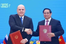 Le Premier ministre Pham Minh Chinh (droite) et son homologue russe Mikhail Vladimirovich Mishustin. Photo : VNA.