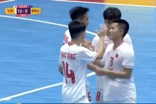 Les joueurs vietnamiens félicitent la victoire. Photo : VFF.