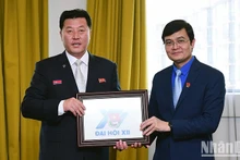Rencontre entre le premier secrétaire de l’Union de la jeunesse communiste Hô Chi Minh, Bùi Quang Huy (à droite), et son homologue nord-coréen, Mun Chol, le 3 mars à Sotchi, en Russie, en marge du Festival mondial de la jeunesse 2024. Photo : NDEL.