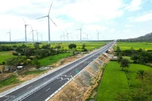 Champ d'énergie éolienne dans le district de Thuan Bac, province de Ninh Thuan, le long de l'autoroute Cam Lam - Vinh Hao. Photo : Vnexpress 