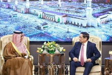 Le Premier ministre Pham Minh Chinh (droite) et Abdulla Mohammed Al Zamil, président du groupe Zamil. Photo : VNA.