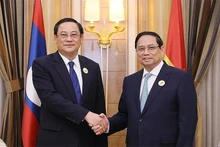Le Premier ministre vietnamien, Pham Minh Chinh (à droite) et son homologue laotien Sonexay Siphandone se rencontrent à l’occasion du Sommet entre l’Association des nations de l’Asie du Sud-Est et le Conseil de coopération du Golfe, le 20 octobre 2023 en Arabie Saoudite. Photo : VNA.