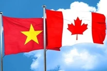 Les drapeaux du Vietnam (à gauche) et du Canada. Photo : VNA.