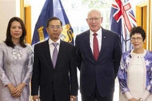 L'ambassadeur vietnamien en Australie, Pham Hung Tam (2e, à gauche), et son épouse (première à gauche), et le gouverneur général australien, David Hurley, et son épouse. Photo : VNA.