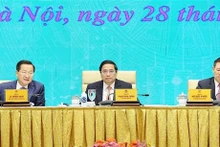 Le Premier ministre Pham Minh Chinh (au milieu) préside conférence visant à déployer les tâches de la Bourse vietnamienne de 2024. Photo : VNA.