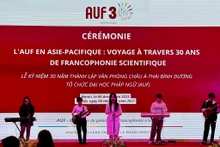 Une performance artistique interprétée par des étudiants francophones lors de la cérémonie des 30 ans de présence de l'AUF en Asie-Pacifique, tenue le 6 décembre à Hanoï. Photo: CVN.