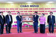 Lors de la rencontre entre la délégation de haut rang de l'Assemblée nationale laotienne et les autorités de Soc Trang, le 18 décembre à Soc Trang. Photo : NDEL.
