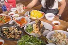 Un repas composé de produits de mer frais appréciés par Chad et Katie au restaurant flottant de Rach Vem, Phu Quoc. Photo: Vietnamnet