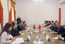 La séance de travail entre le vice-président de l'Assemblée nationale Tran Quang Phuong et le premier vice-président de l'Assemblée nationale d’Arménie, Hakob Arshakyan. Photo : VNA. 
