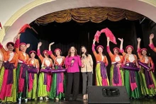 Des artistes participent à la danse sur le fond musical de Trông com. Photo : baoquocte.vn