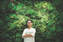 Hoàng Tuân Anh devant son oeuvre "Vue aérienne de la forêt".
