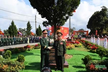 Le général Phan Van Giang, ministre de la Défense (gauche) et le général Chansamone Chanyalath, vice-Premier ministre lao et ministre de la Défense. Photo : qdnd.vn