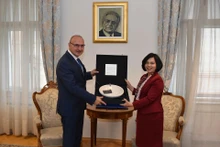 L'ambassadrice du Vietnam en Hongrie et en Croatie, Nguyen Thi Bich Thao (à droite), et le ministre croate des Affaires étrangères et européennes, Grlić Radman. Photo: ministère croate des Affaires étrangères et européennes