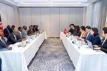 Le vice-ministre des Affaires étrangères, Nguyên Minh Hang en réunion avec son homologue Abraham Korir Sing'Oei. Photo : Ministère des Affaires étrangères du Vietnam.