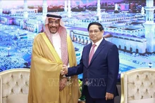 Le PM Pham Minh Chinh (droite) rencontre le ministre saoudien de l'Industrie et des Ressources minérales, Bandar Ibrahim Al-Khorayef. Photo : VNA.