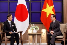 Le Président vietnamien Vo Van Thuong (à droite) reçoit le président de l’Association d’amitié Kyushu-Vietnam. Photo: VNA.
