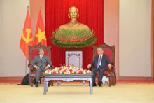 Le secrétaire général du PCV Tô Lâm (à droite) et Maeda Tadashi, président du conseil d'administration de la JBIC. Photo : VOV.