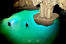 Le lac "suspendu" dans la grotte de Thung, à Quang Binh. Photo: VNA.