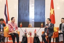 Le Président de l'AN vietnamienne, Vuong Dinh Huê (à droite), et le président de la Chambre de Commerce thaïlandaise (TTC), Sanan Angubokuk. Photo : VNA.
