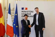 Le ministre vietnamien des Transports Nguyên Van Thang (à gauche) et le ministre délégué auprès du ministre de la Transition écologique et de la Cohésion des territoires, chargé des Transports, Patrice Vergriete. Photo : VNA.