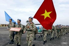 Des Casques bleus vietnamiens à l'aéroport international de Nôi Bài, à Hanoï, avant leur départ pour la Force intérimaire de sécurité des Nations Unies pour Abiyé (FISNUA). Photo : VNA.