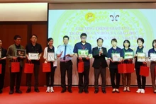 Cérémonie d'accueil de la délégation de lycéens et d'enseignants de la préfecture japonaise de Fukuoka, le 6 août à Hanoi. Photo: hanoi.edu.vn.
