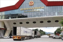 Le volume de marchandises transportées à travers le poste-frontière international Huu Nghi, dans la province vietnamienne de Lang Son, est très important. Photo: VNA.
