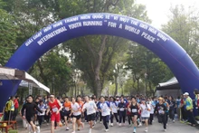 La course à pied « Pour un monde en paix » lors du Festival international de la jeunesse 2023 a attiré un grand nombre de participants. Photo: thoidai.