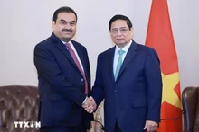 Le Premier ministre Pham Minh Chinh (droite) et le président du groupe Adani, Gautam Adani. Photo : VNA.
