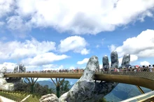 Le pont d'Or (Golden Bridge ou Cầu Vàng en vietnamien) dans la ville côtière centrale de Da Nang a été classé parmi les plus époustouflants ponts du monde. Photo: NDEL. 