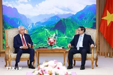 Le Premier ministre Pham Minh Chinh (droite) reçoit Soltan Bin Saad Al-Muraikhi, ministre d'État aux Affaires étrangères du Qatar. Photo : VNA.