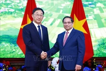 Le PM vietnamien Pham Minh Chinh (à droite) et le secrétaire du Comité du PCC de la région autonome Zhuang du Guangxi, Liu Ning, le 28 août à Hanoi. Photo : VNA.