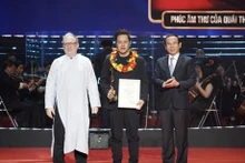 Le secrétaire du Comité du Parti de Hô Chi Minh-Ville, Nguyên Van Nên (à droite), attribue le prix Étoile d’or du meilleur film de fiction d’Asie du Sud-Est au représentant de l'équipe de tournage de "The gospel of the beast" des Philippines. Photo : VNA.