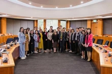 Lors de la cérémonie de lancement des bourses d’études du gouvernement australien dans le cadre du projet « Mesurer l’empreinte carbone, faire fonctionner le marché du carbone : perspectives australiennes et mondiales pour le Vietnam ». Photo: Consulat général du Vietnam à Perth.