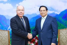 Le PM vietnamien Pham Minh Chinh (à droite) et le ministre des Affaires étrangères du Brésil, Mauro Vieira. Photo : VNA.