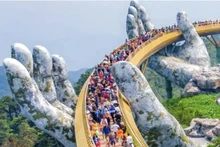 Le pont d’Or à Dà Nang (Centre), l'un des ponts piéton les plus impressionnants au monde. Photo: VNA.