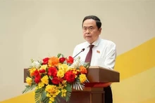 Le président de l'AN, Trân Thanh Mân, s'exprime à la 7e réunion des députés à plein temps. Photo : VNA. 