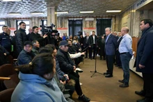 Le Président du Kazakhstan Kassym-Jomart Tokayev rencontre des proches de mineurs tués dans un incendie dans la mine de Kostenko, samedi 28 octobre. Photo : Reuters.