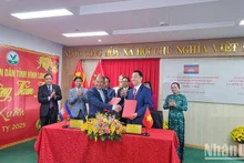 Cérémonie de signature du protocole d'accord sur la coopération bilatérale entre la province vietnamienne de Vinh Long et celle cambodgienne de Banteay Meanchey, le 16 janvier à Vinh Long. Photo: NDEL.