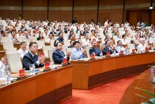 Dirigeants et autres délégués lors de la conférence du 18 mai 2025. Photo : quochoi.vn 