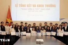 Pour la première fois, 36 étudiants remarquables ont été honorés et récompensés du titre prestigieux d'Étudiants aux cinq qualités pour l'année scolaire 2023-2024. Photo : VNA.