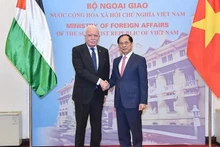 Le vice-Premier ministre Bui Thanh Son (droite) reçoit l'envoyé spécial du président palestinien Riad Malki. Photo: VNA