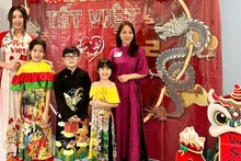 L'événement est une bonne occasion pour les élèves britanniques de découvrir la culture et les emblèmes du Têt chez les Vietnamiens. Photo : LOANI VN-UK.