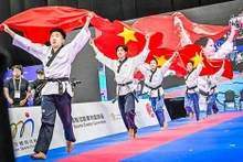 Les taekwondokas vietnamiens célèbrent leur médaille d'or. Photo: WTF