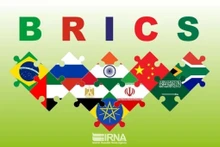 Le symbole du groupe des BRICS, accompagné des drapeaux des pays membres et des pays invités à rejoindre le groupe. Photo : IRNA.