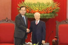 Le Secrétaire général du PCV, Nguyên Phu Trong (à droite) et le Président du Présidium du Comité central du PCJ, Shii Kazuo, le 26 décembre à Hanoï. Photo : VNA.