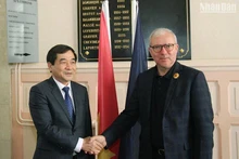Nguyên Tiên Thành, secrétaire adjoint permanent du Comité provincial du Parti communiste du Vietnam et président du Conseil populaire de la province de Thai Binh (à gauche), et le maire de la ville de Nevers, Denis Thuriot. Photo: KHAI HOAN/NDEL.